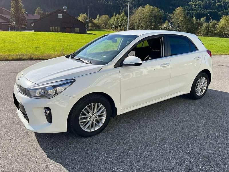 Usata Kia Rio Comfort 75 CV (55 kW) 2007 Bianco Berlina