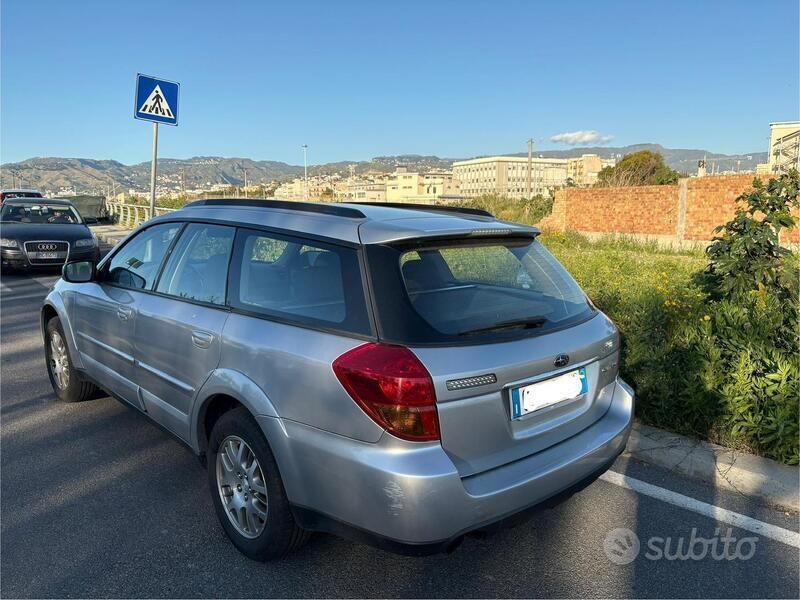 Usata Subaru Outback 165 CV (121 kW) 2004 Grigio SUV