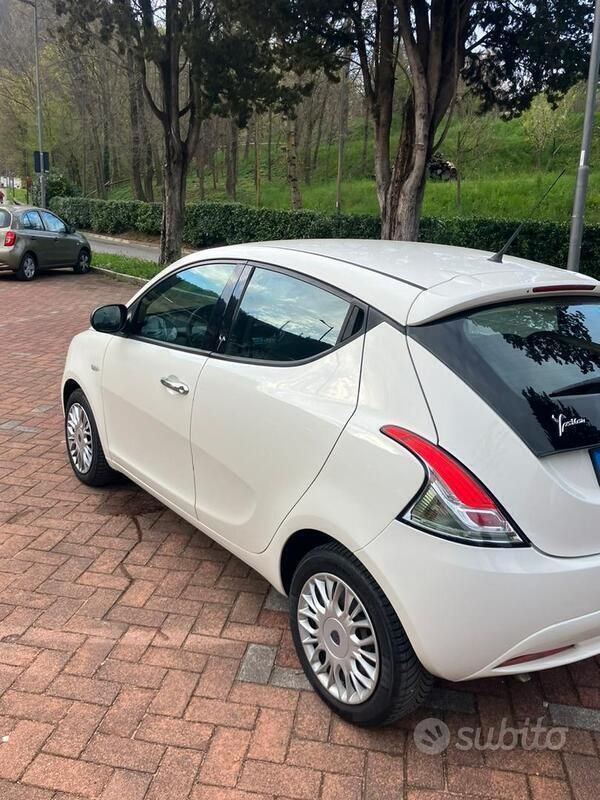 Usata Lancia Ypsilon 60 CV (44 kW) 2016 Bianco Utilitaria