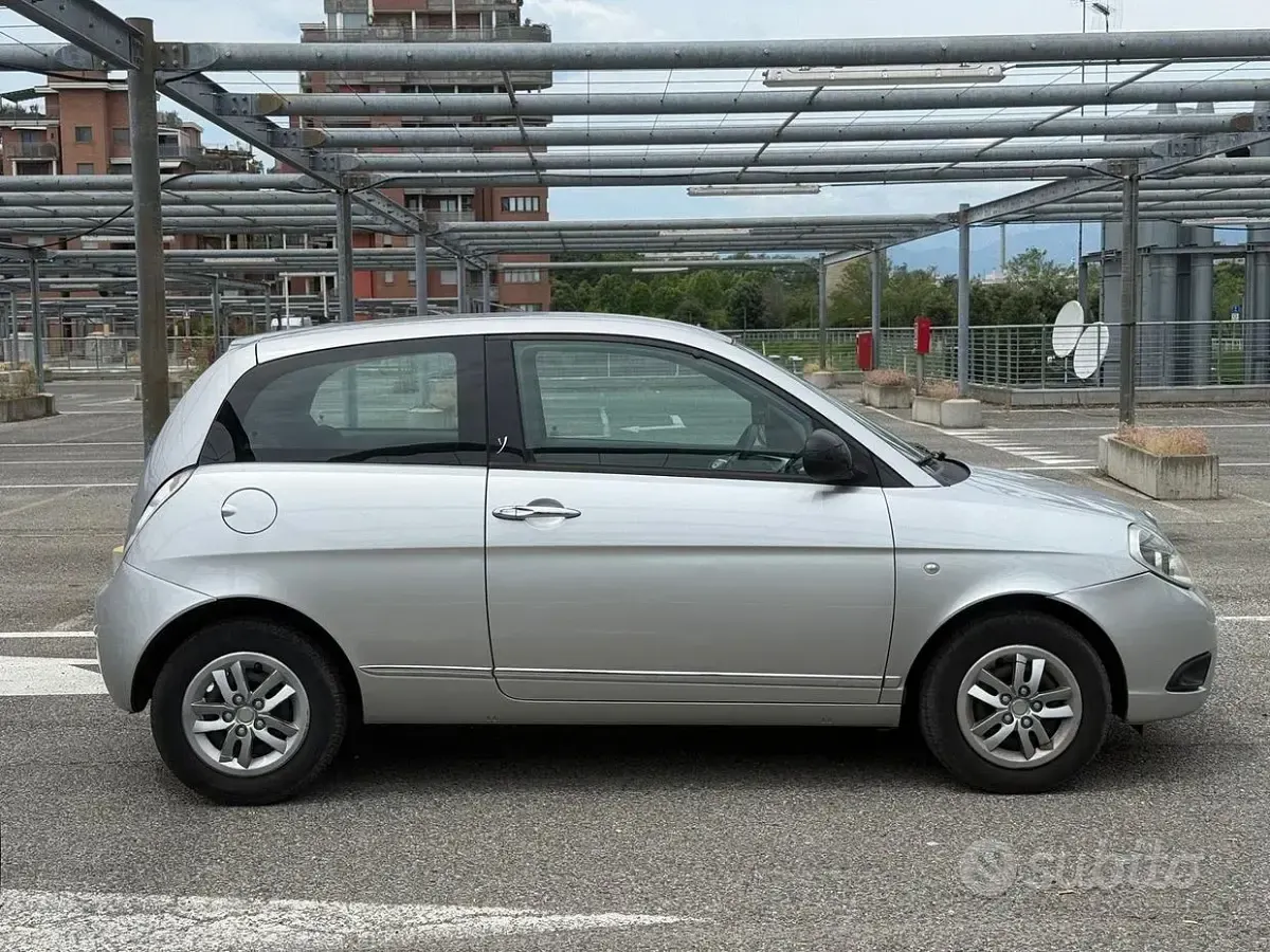 Usata Lancia Ypsilon 75 CV (55 kW) 2011 Grigio Utilitaria