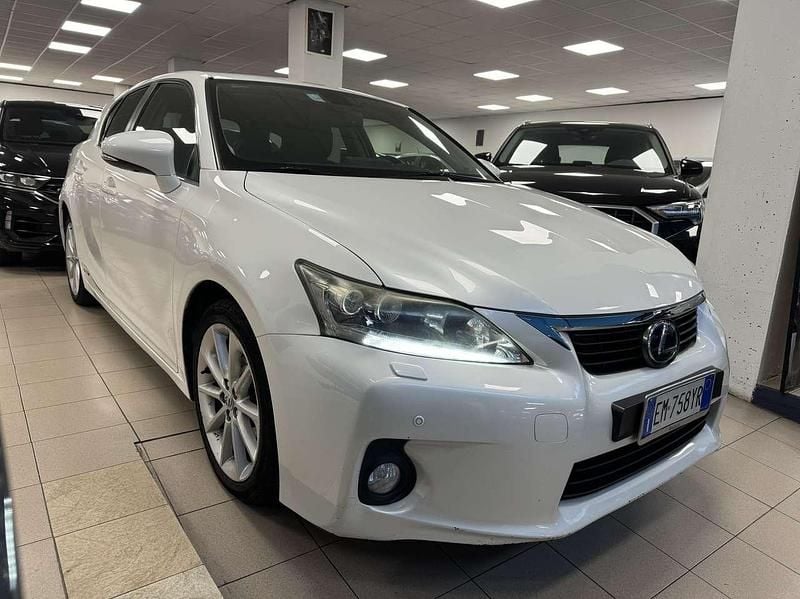 Bianco Usata 2012 Lexus CT200h Luxury Line Tre volumi | 9900 € (Buon prezzo) - Immagine 1/4