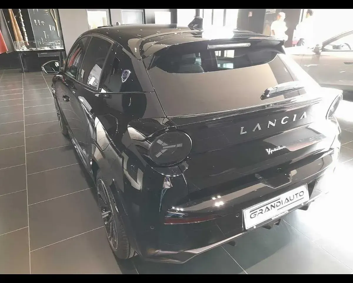 Nuova Lancia Ypsilon 110 CV (80 kW) 2026 Nero Utilitaria