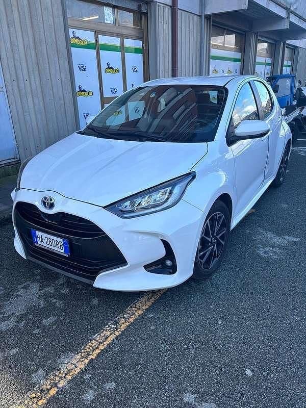 Usata Toyota Yaris Hybrid Trend 90 CV (66 kW) 2022 Bianco Utilitaria