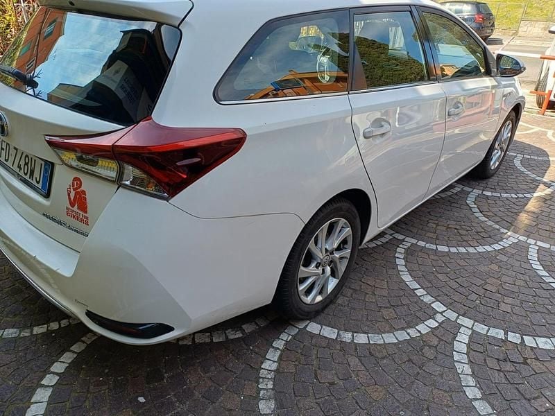 Usata Toyota Auris Hybrid Business Edition 99 CV (72 kW) 2016 Bianco Station wagon