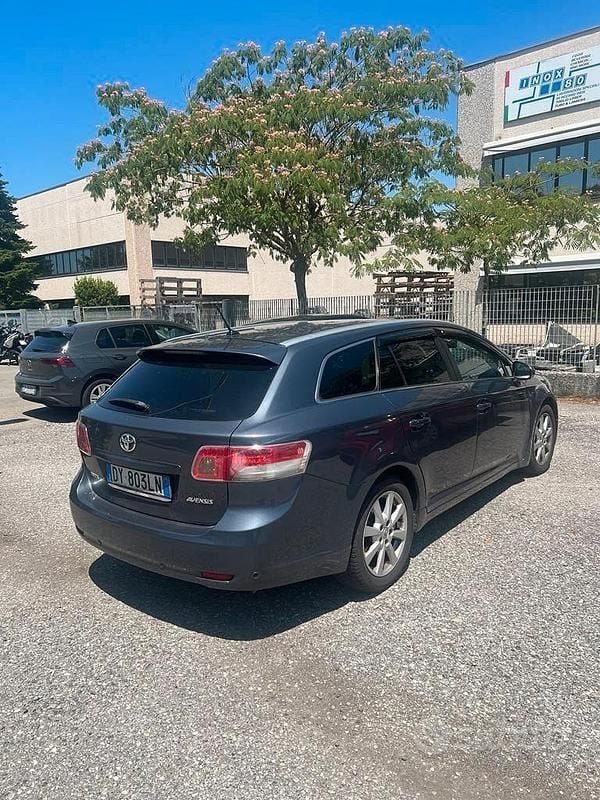Usata Toyota Avensis 150 CV (110 kW) 2009 Grigio Berlina