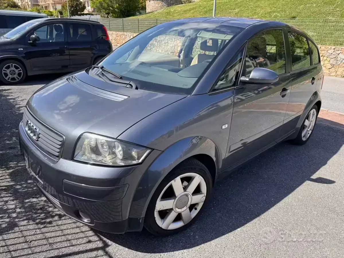 Usata Audi A2 75 CV (55 kW) 2004 Grigio Utilitaria
