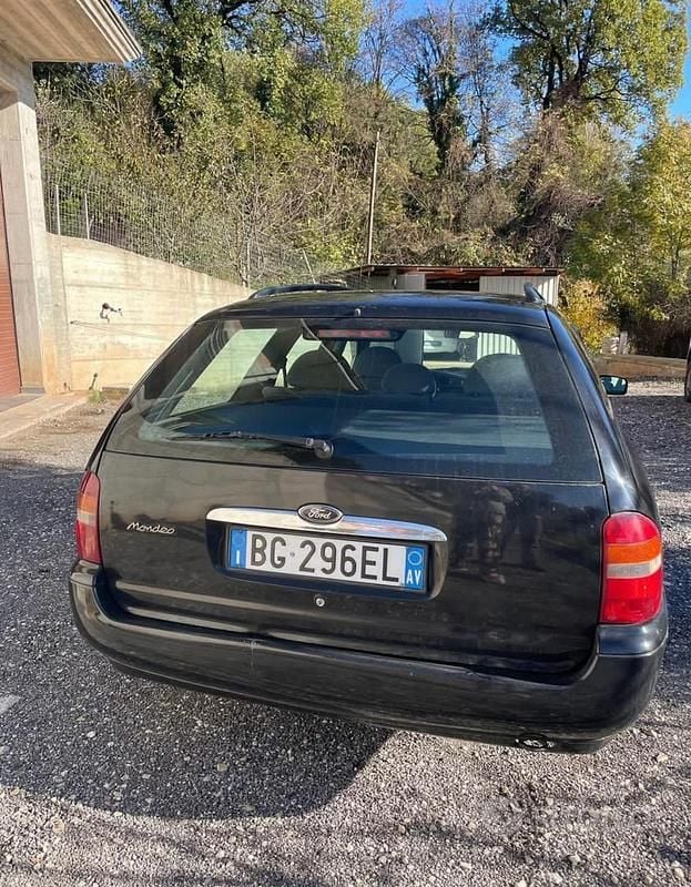 Usata Ford Mondeo 90 CV (66 kW) 1997 Nero Station wagon