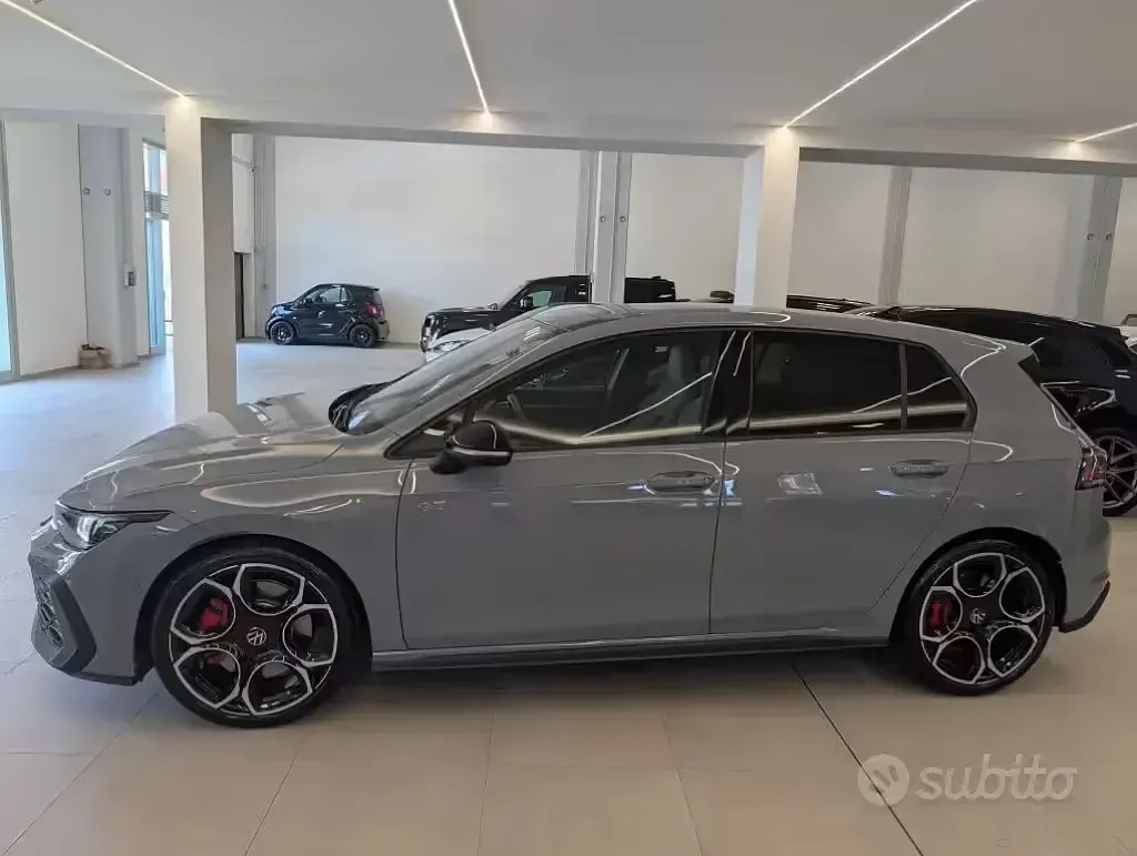 Usata VW Golf VIII GTI 265 CV (194 kW) 2025 Grigio Berlina