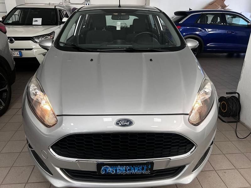 Usata Ford Fiesta 82 CV (60 kW) 2017 Gray Berlina