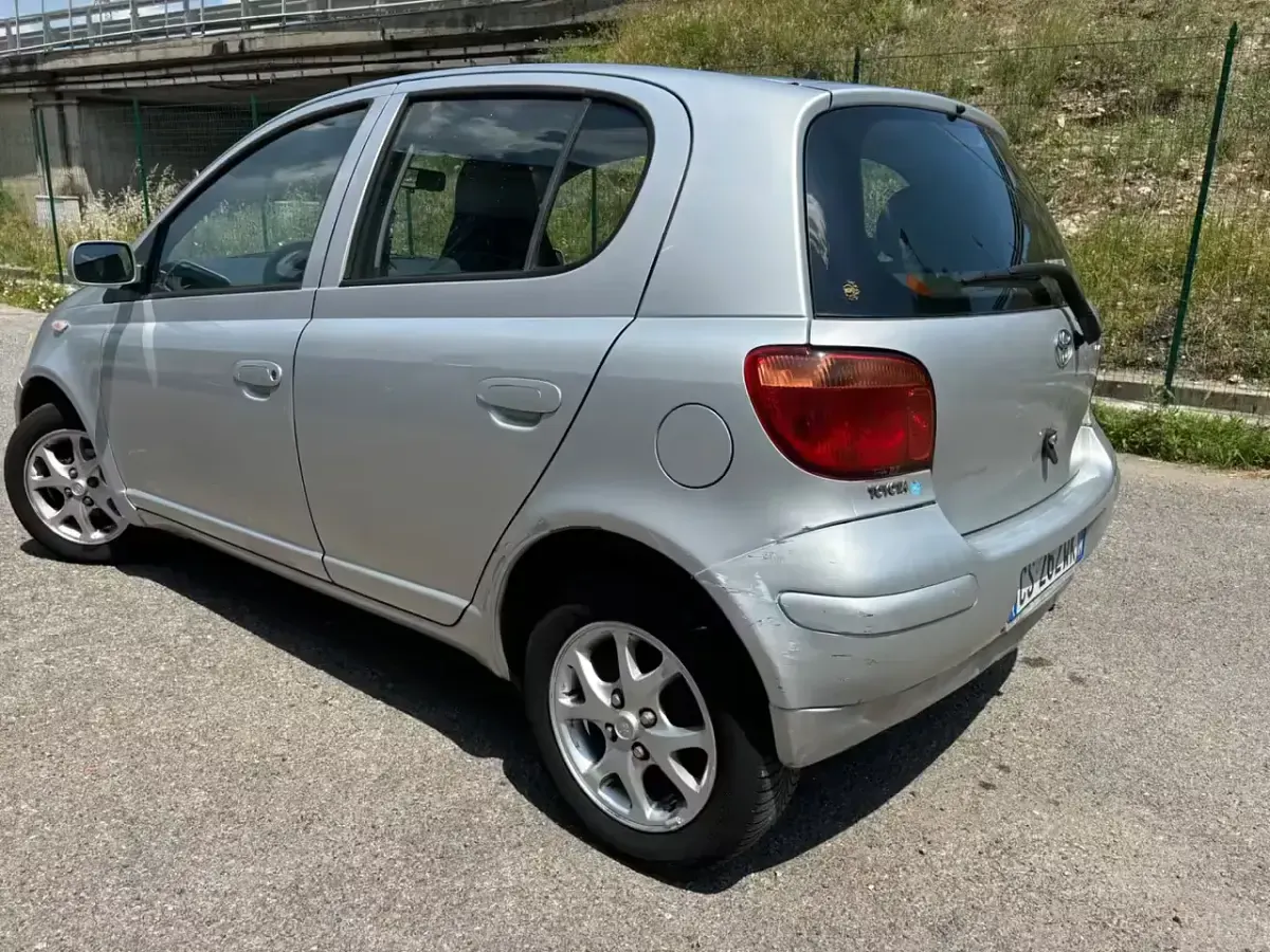 Usata Toyota Yaris 65 CV (47 kW) 2005 Argento Berlina