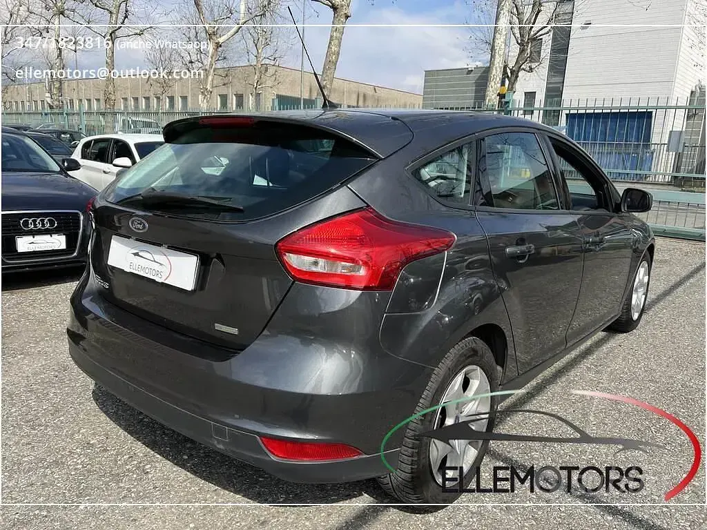 Käytetty Ford Focus S 101 HP (74 kW) 2015 Harmaa Sedan