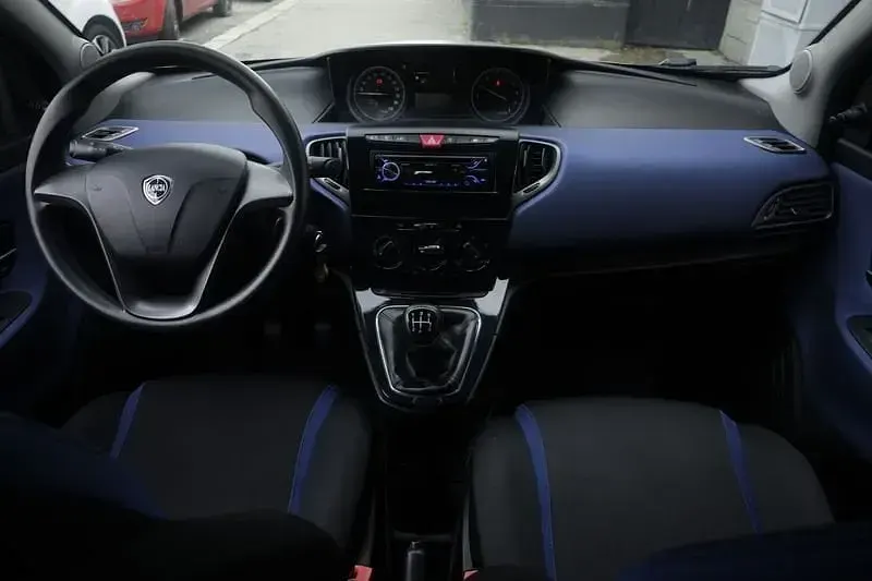 Usata Lancia Ypsilon Silver 69 CV (50 kW) 2017 Argento Utilitaria