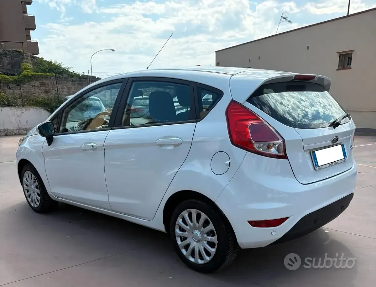 Usata Ford Fiesta 75 CV (55 kW) 2015 Bianco Utilitaria