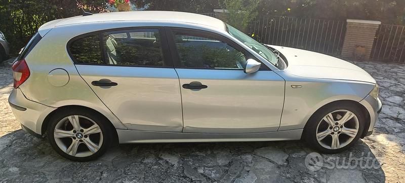 Usata BMW 118 122 CV (89 kW) 2006 Grigio Utilitaria