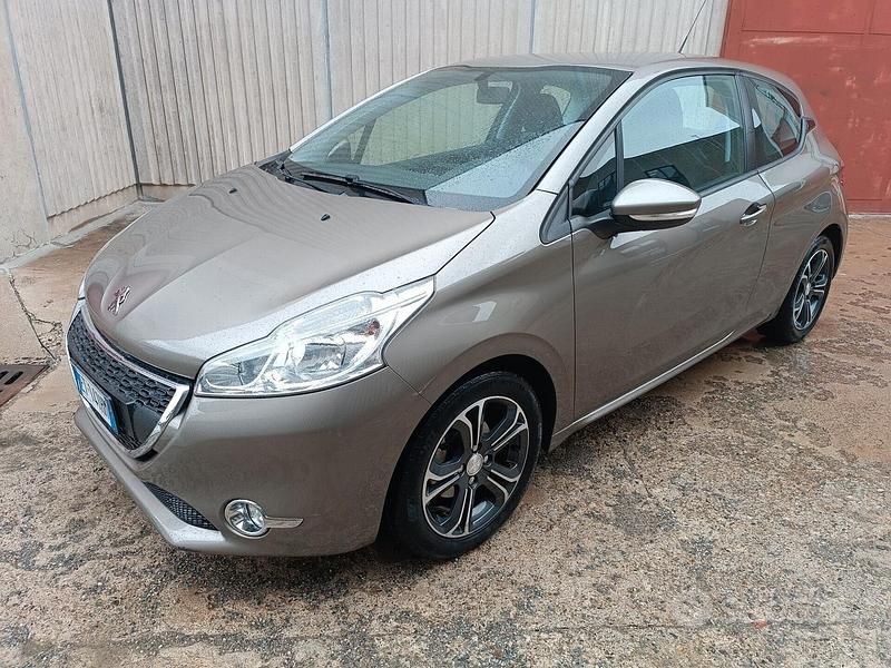 Grigio Usata 2013 Peugeot 208 Allure Due volumi | 4700 € (Buon prezzo) - Immagine 1/4