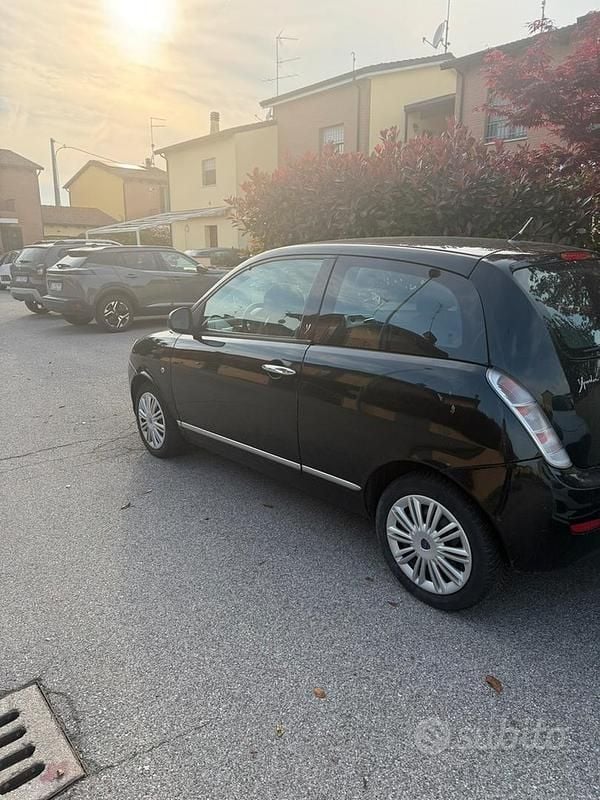 Usata Lancia Ypsilon 75 CV (55 kW) 2011 Nero Utilitaria