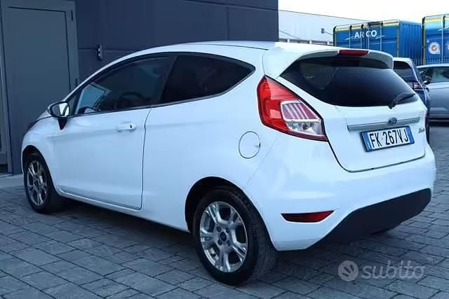 Usata Ford Fiesta 75 CV (55 kW) 2017 Bianco Utilitaria