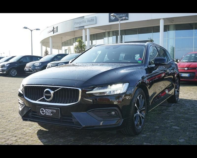 Usata Volvo V60 Momentum 150 CV (110 kW) 2020 Nero Station wagon