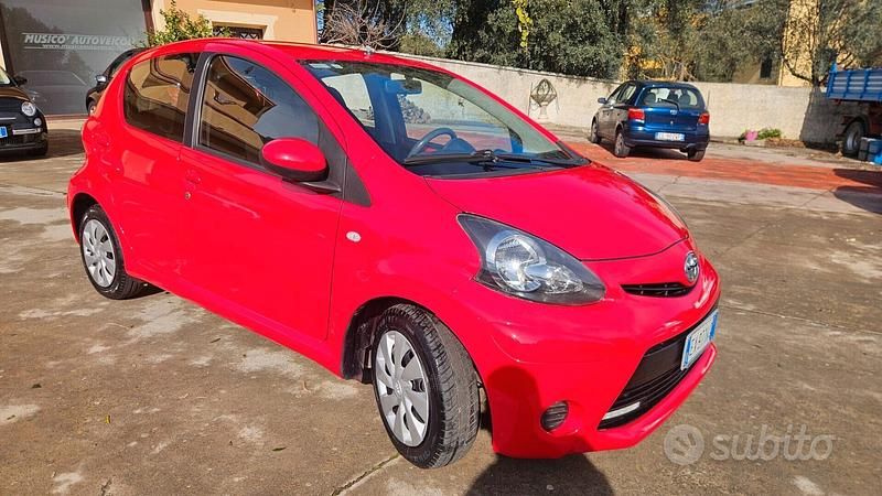 Usata Toyota Aygo Cool 69 CV (50 kW) 2015 Rosso Utilitaria