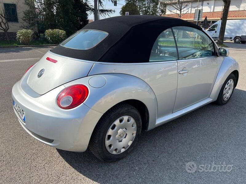 Usata VW Beetle Cabriolet 101 CV (74 kW) 2015 Argento Cabrio