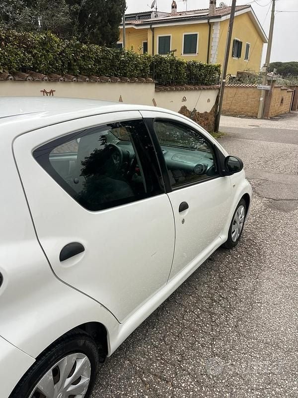 Usata Toyota Aygo 68 CV (50 kW) 2013 Bianco Utilitaria