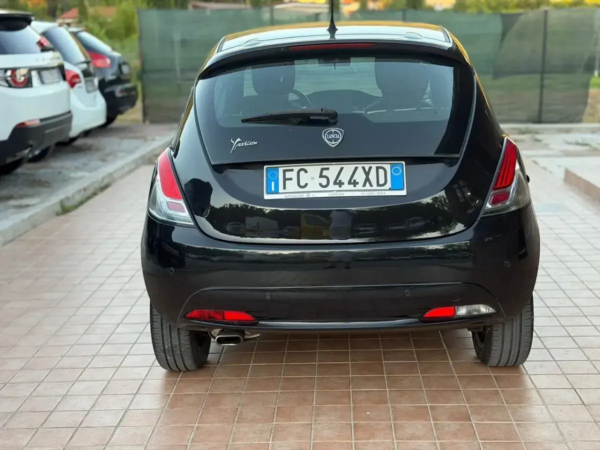 Usata Lancia Ypsilon Silver 95 CV (69 kW) 2016 Nero Utilitaria