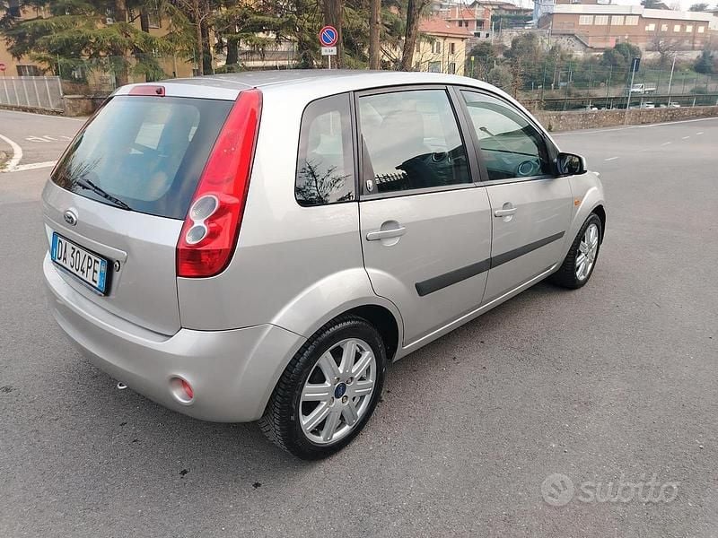 Usata Ford Fiesta Ghia 75 CV (55 kW) 2006 Grigio Utilitaria