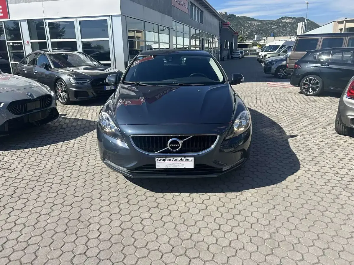 Usata Volvo V40 Momentum 120 CV (88 kW) 2017 Nero Berlina