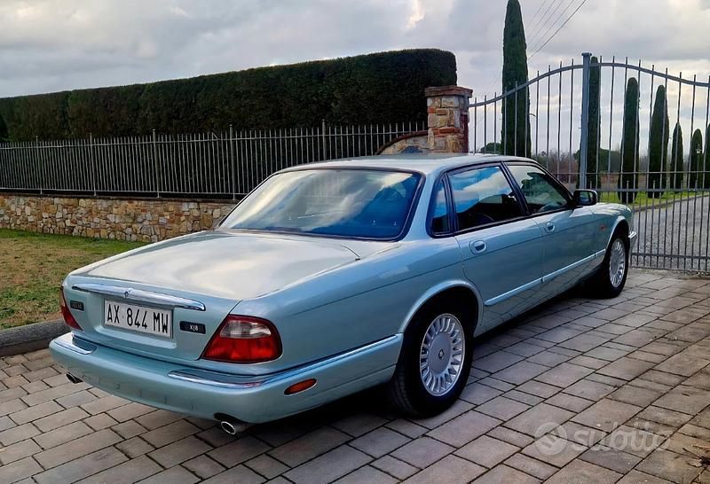Usata Jaguar XJ8 237 CV (174 kW) 1998 Argento Berlina
