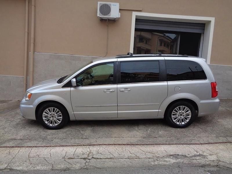 Argento Usata 2012 Lancia Voyager Gold Monovolume | 11.990 € (Molto cara) - Immagine 1/4