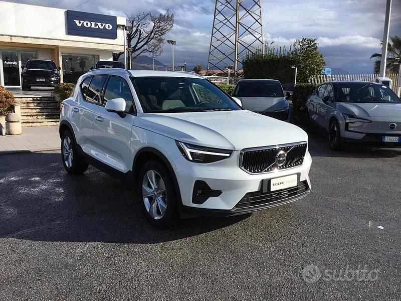 Bianco Usata 2025 Volvo XC40 Core SUV | 33.800 € (Buon prezzo) - Immagine 1/4