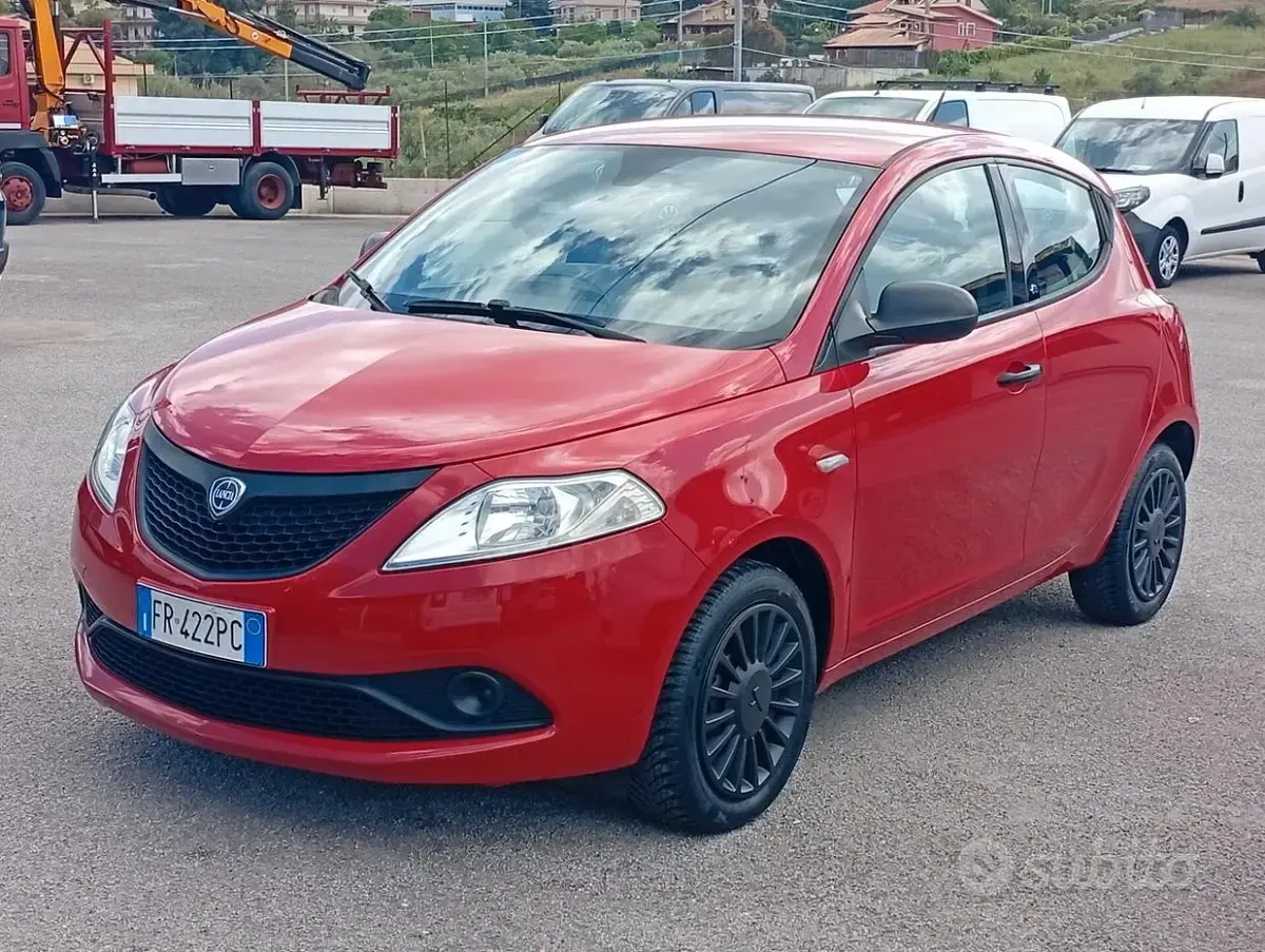 Usata Lancia Ypsilon Gold 69 CV (50 kW) 2018 Rosso Utilitaria