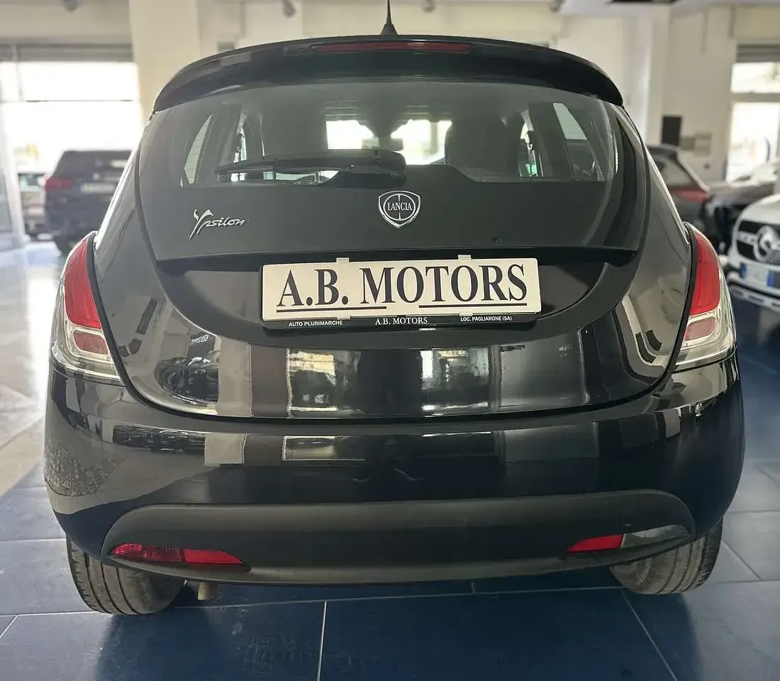 Usata Lancia Ypsilon Silver 69 CV (50 kW) 2023 Grigio Utilitaria