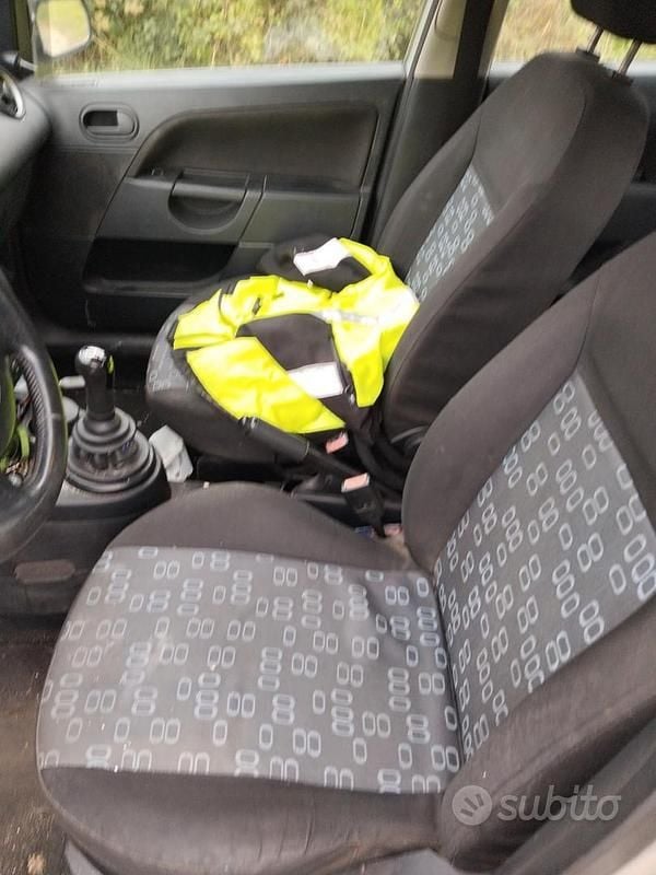 Grigio Usata 2006 Ford Fiesta Tre volumi | 800 € (Ottimo prezzo) - Immagine 1/4