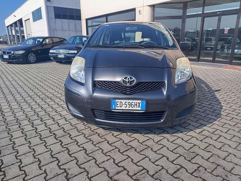 Usata Toyota Yaris 69 CV (50 kW) 2010 Grigio Utilitaria