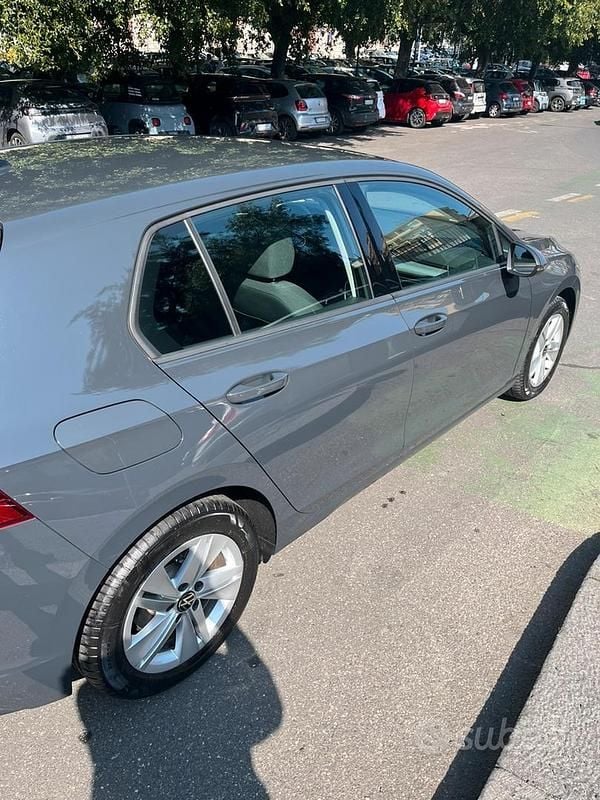 Usata VW Golf VIII Life 131 CV (96 kW) 2023 Grigio Berlina