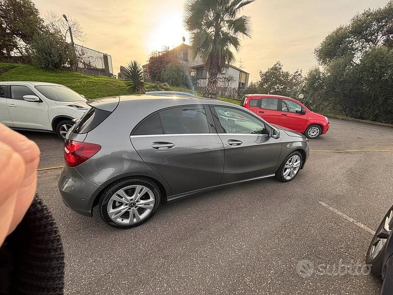 Usata Mercedes A180 Premium 108 CV (79 kW) 2017 Grigio Berlina