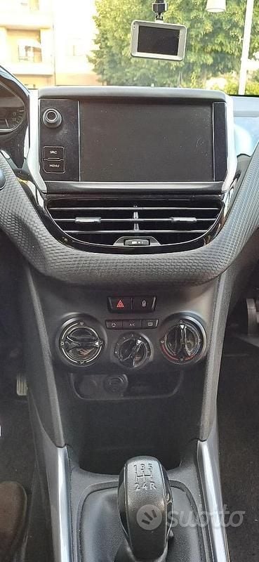 Usata Peugeot 2008 Active 99 CV (72 kW) 2016 Bianco SUV