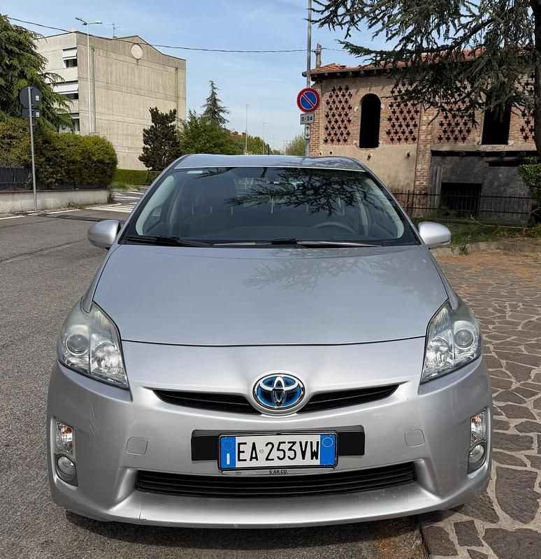 Usata Toyota Prius 99 CV (72 kW) 2010 Argento Utilitaria