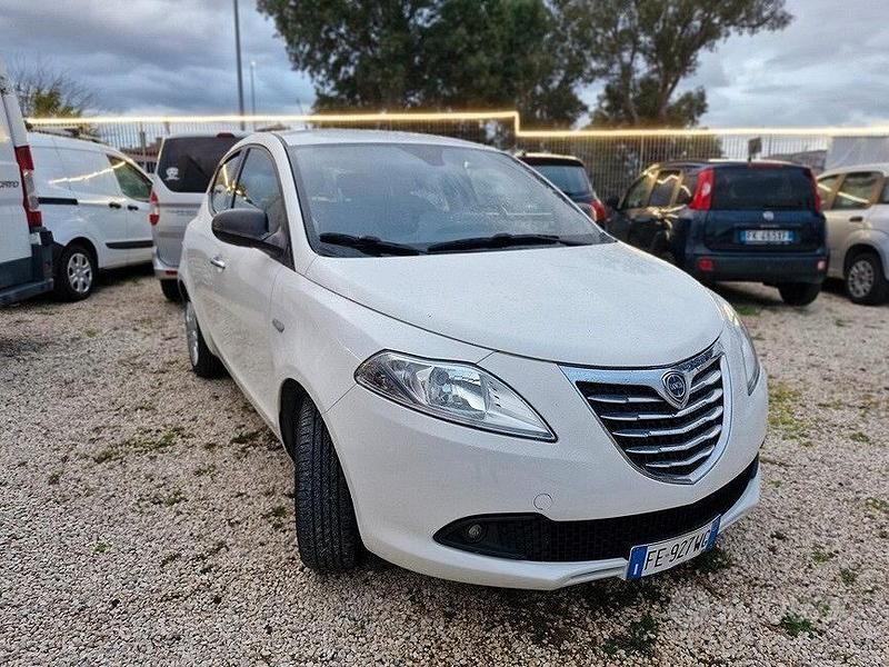 Usata Lancia Ypsilon Silver 69 CV (50 kW) 2016 Bianco Utilitaria