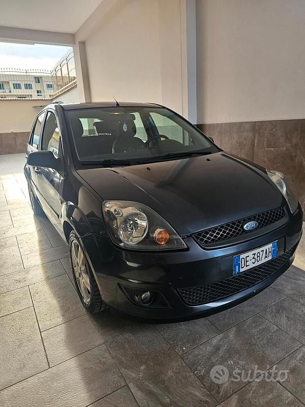 Usata Ford Fiesta 74 CV (54 kW) 2007 Grigio Berlina