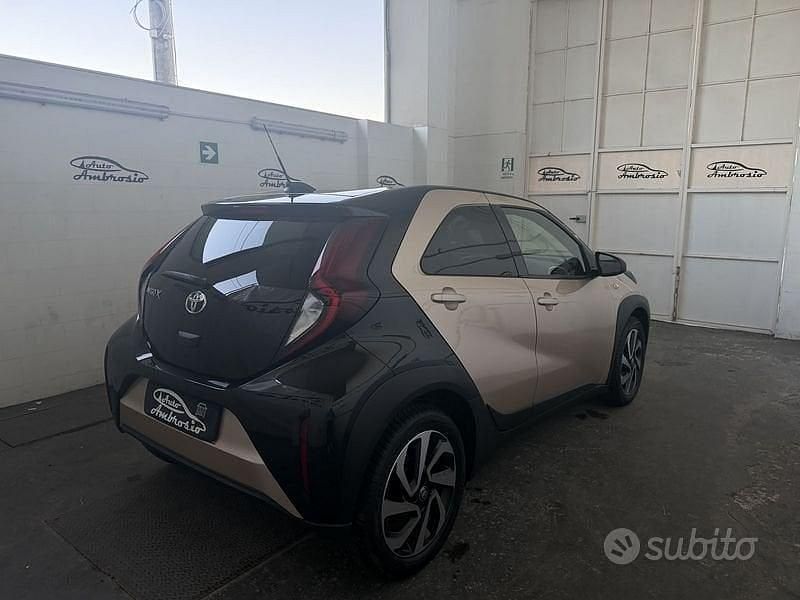 Second-hand Toyota Aygo X Lounge 72 CP (52 kW) 2023 Galben SUV