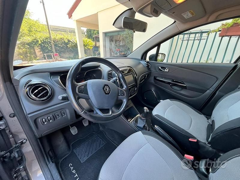Usata Renault Captur Iconic 120 CV (88 kW) 2017 Grigio SUV