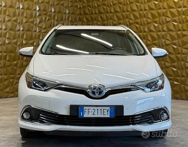 Usata Toyota Auris Touring Sports Lounge 99 CV (72 kW) 2016 Bianco Station wagon