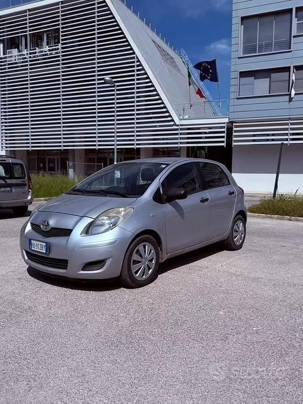 Usata Toyota Yaris 90 CV (66 kW) 2010 Grigio Utilitaria