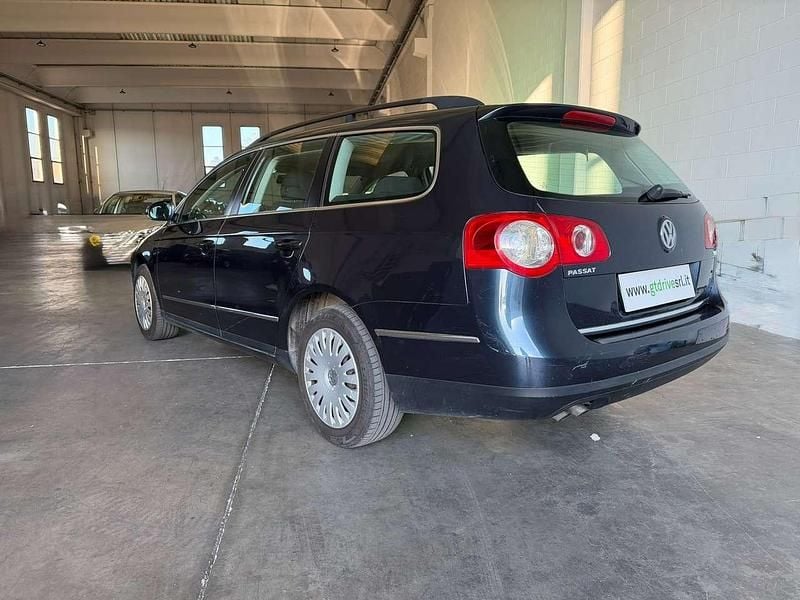 Usata VW Passat Comfortline 105 CV (77 kW) 2008 Grigio scuro metallizzato Station wagon