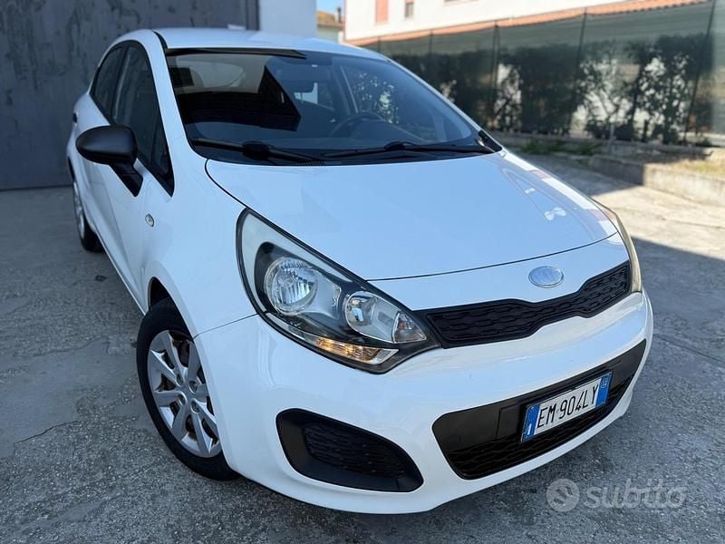 Usata Kia Rio 75 CV (55 kW) 2012 Grigio Berlina