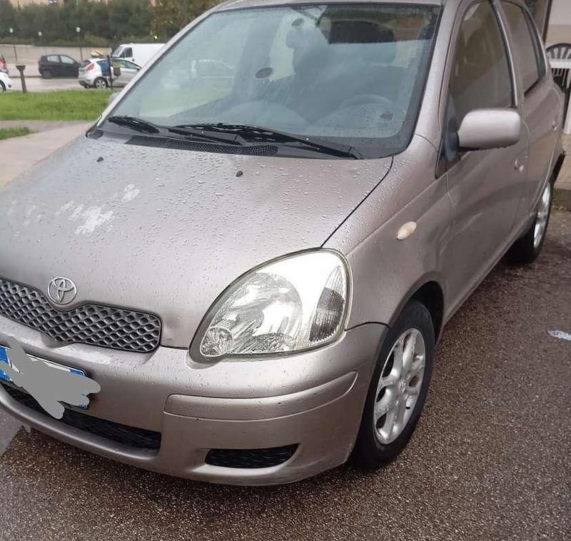 Usata Toyota Yaris 75 CV (55 kW) 2004 Argento Utilitaria