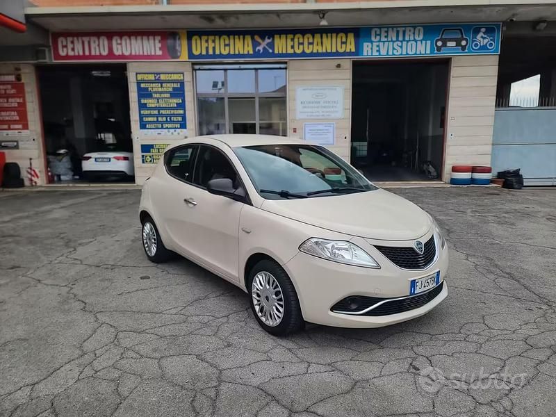Usata Lancia Ypsilon Gold 69 CV (50 kW) 2017 Beige Utilitaria