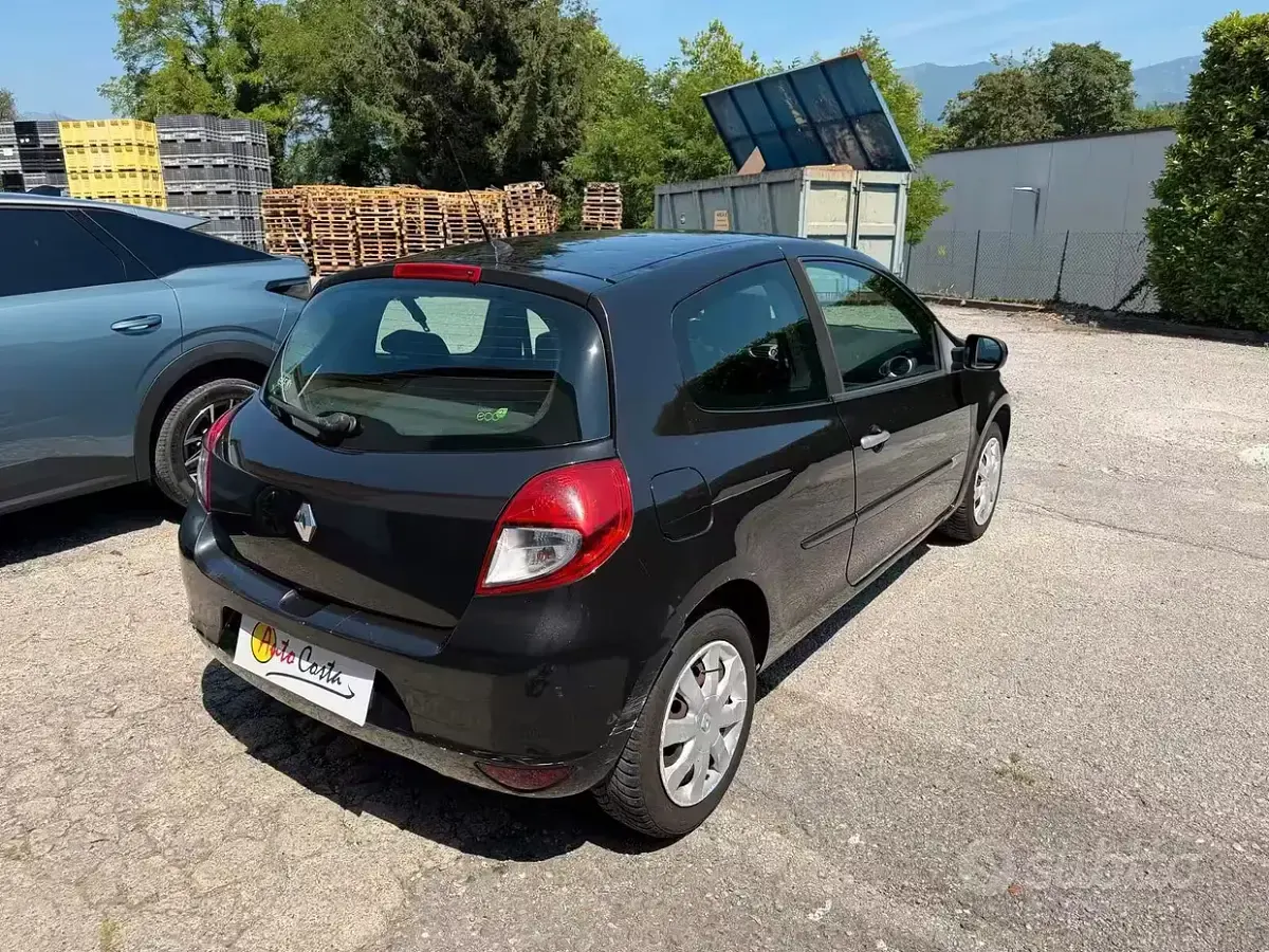 Usata Renault Clio II 75 CV (55 kW) 2010 Nero Berlina